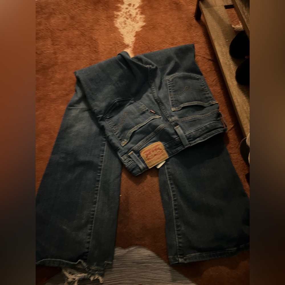 Levi’s women’s size 26 flare jeans!! stretchy - Picture 5 of 7